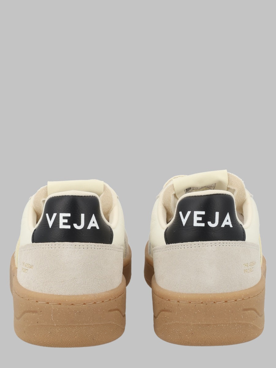 Veja Sneaker "V 82"