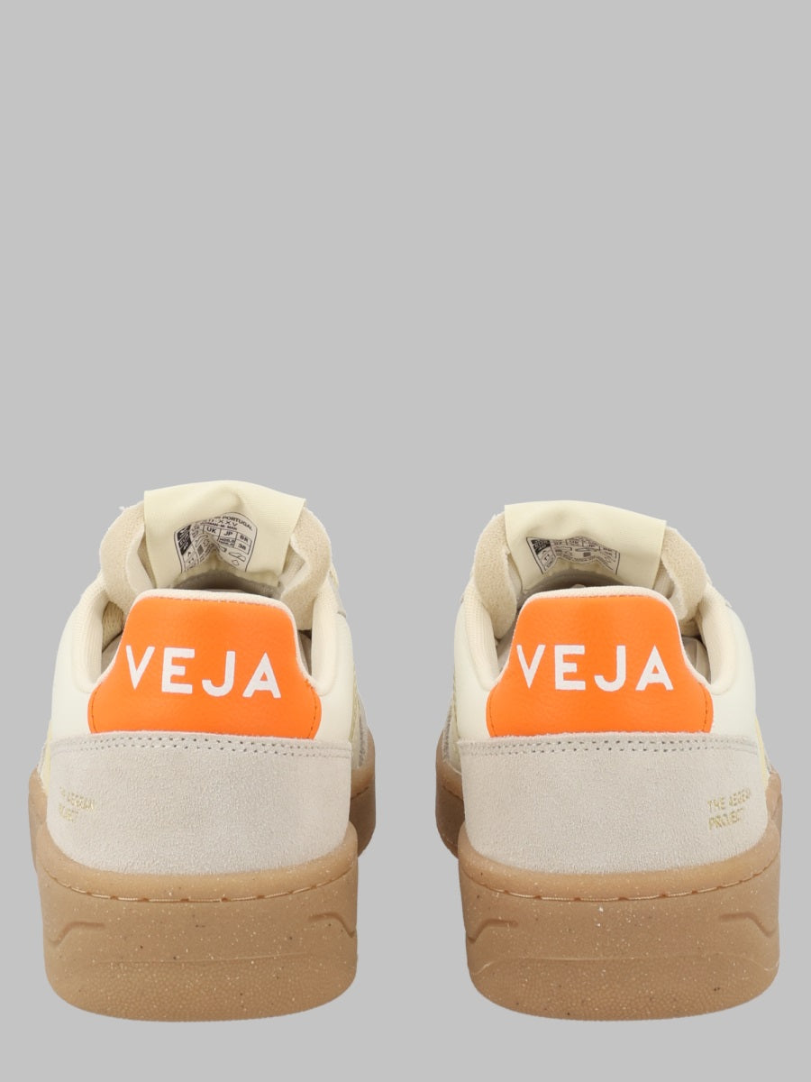 Veja Sneaker "V 82"